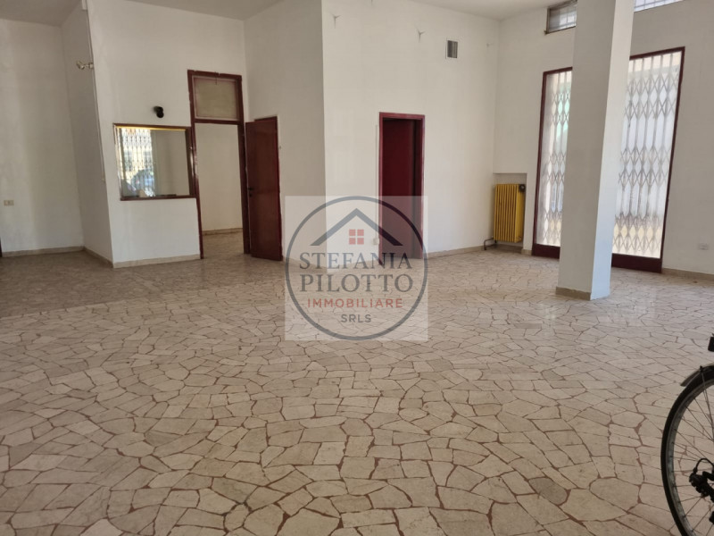 Ospedali- Stefania Pilotto Immobiliare propone in vendita ampio negozio di 100 mq in zona di fort...