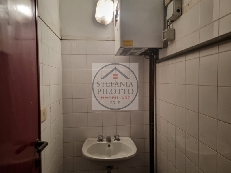 Ospedali- Stefania Pilotto Immobiliare propone in vendita ampio negozio di 100 mq in zona di fort...