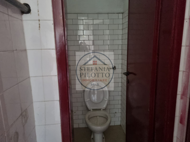 Ospedali- Stefania Pilotto Immobiliare propone in vendita ampio negozio di 100 mq in zona di fort...