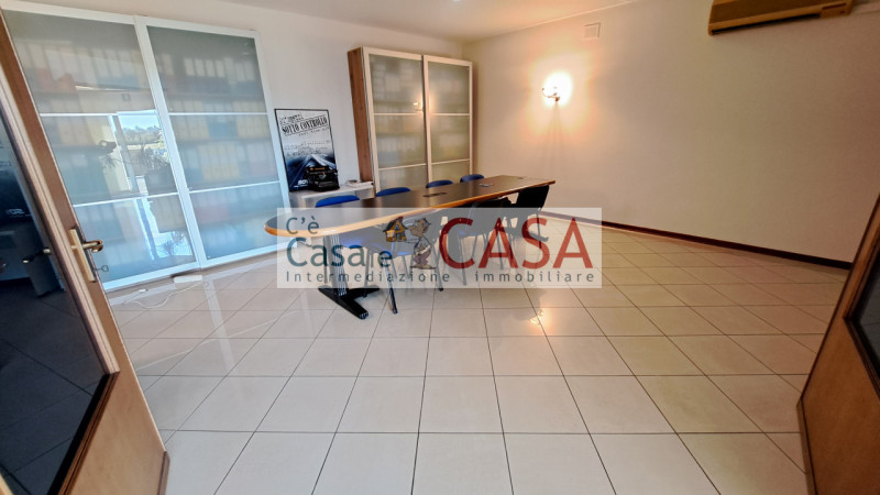 RUBANO: Disponibile da marzo, zona artigianale, con ingresso indipendente ufficio di c.a. 180 mq ...