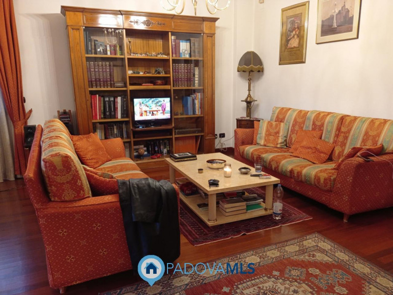 Immobile in esclusiva al Gruppo Padova MLS
PRESTIGIOSA VILLA SINGOLA CON PISCINA INTERNA E AREA F...