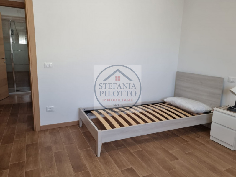 Crocefisso- Stefania Pilotto Immobiliare propone in affitto ampio appartamento di 100 mq di nuova...