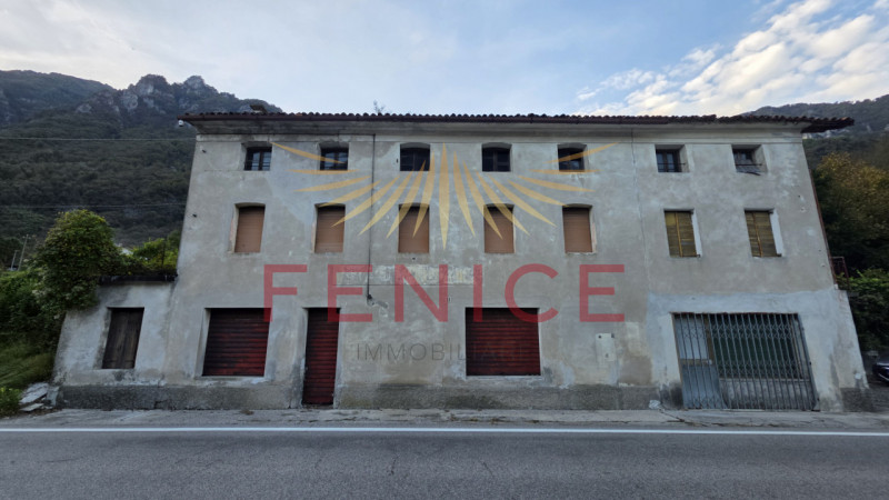 Proponiamo in vendita una rara opportunità: casa singola da ristrutturare situata nel suggestivo ...