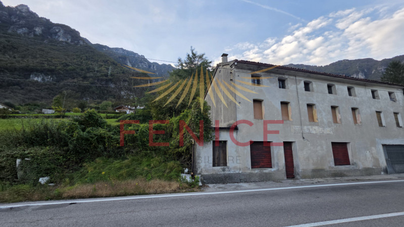 Proponiamo in vendita una rara opportunità: casa singola da ristrutturare situata nel suggestivo ...