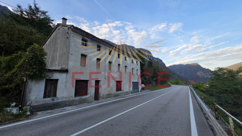 Proponiamo in vendita una rara opportunità: casa singola da ristrutturare situata nel suggestivo ...