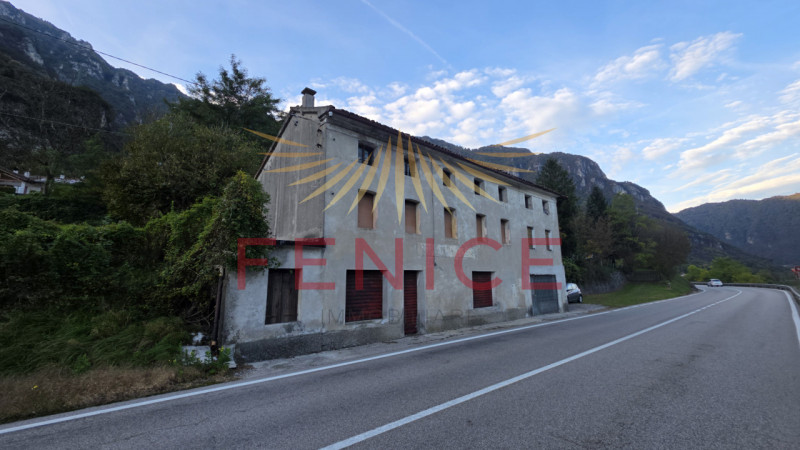 Proponiamo in vendita una rara opportunità: casa singola da ristrutturare situata nel suggestivo ...