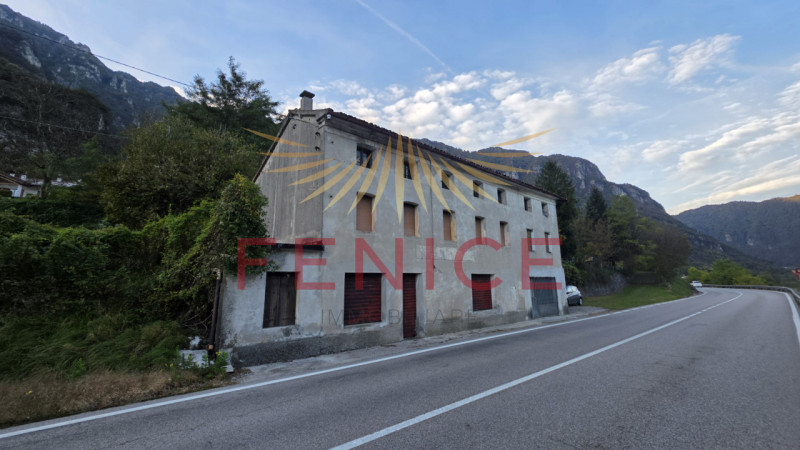 Proponiamo in vendita una rara opportunità: casa singola da ristrutturare situata nel suggestivo ...