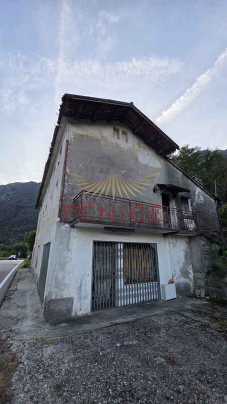 Proponiamo in vendita una rara opportunità: casa singola da ristrutturare situata nel suggestivo ...