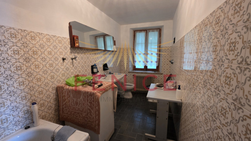 Proponiamo in vendita una rara opportunità: casa singola da ristrutturare situata nel suggestivo ...