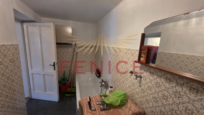 Proponiamo in vendita una rara opportunità: casa singola da ristrutturare situata nel suggestivo ...