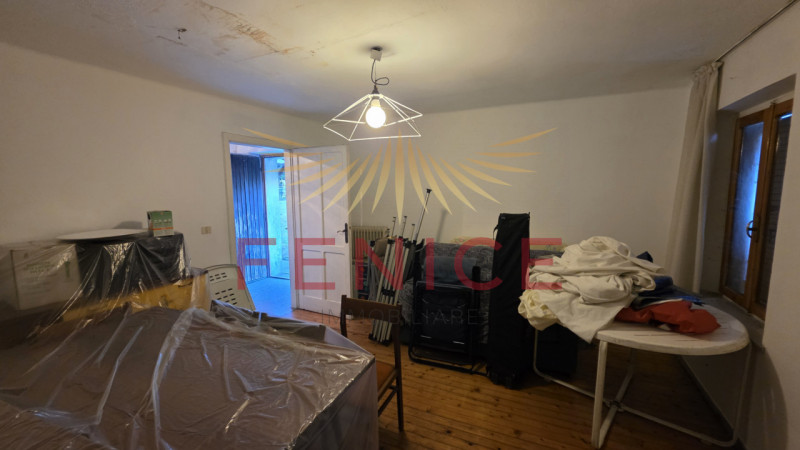 Proponiamo in vendita una rara opportunità: casa singola da ristrutturare situata nel suggestivo ...