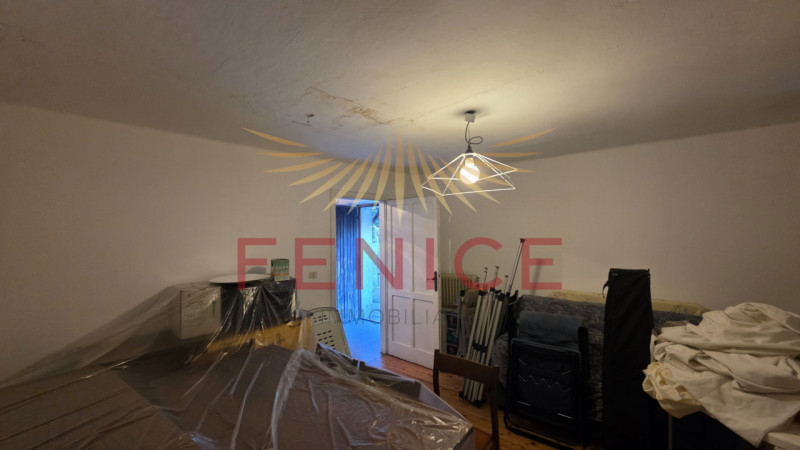 Proponiamo in vendita una rara opportunità: casa singola da ristrutturare situata nel suggestivo ...