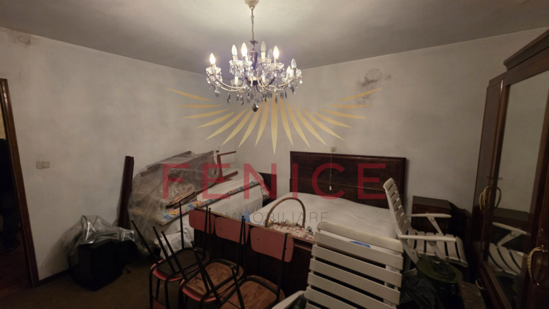 Proponiamo in vendita una rara opportunità: casa singola da ristrutturare situata nel suggestivo ...