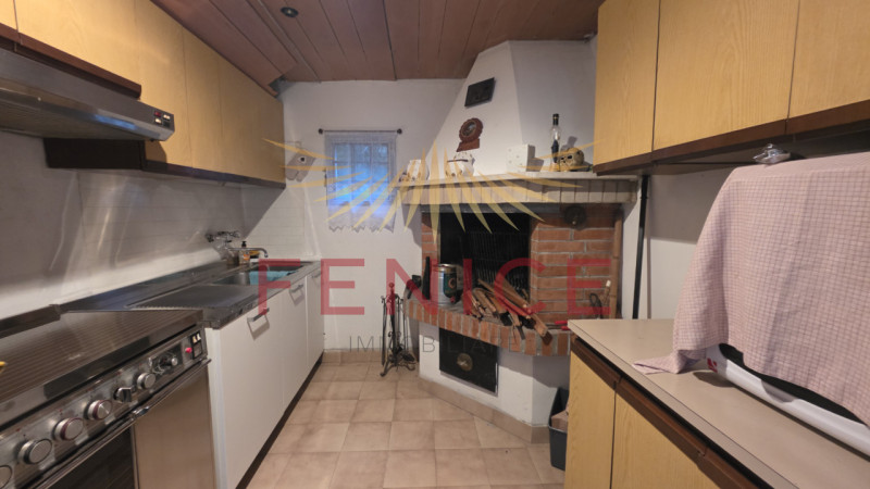 Proponiamo in vendita una rara opportunità: casa singola da ristrutturare situata nel suggestivo ...