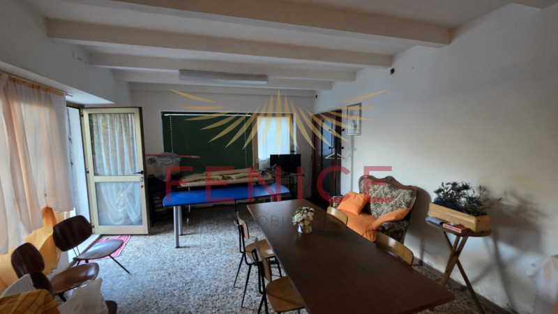 Proponiamo in vendita una rara opportunità: casa singola da ristrutturare situata nel suggestivo ...