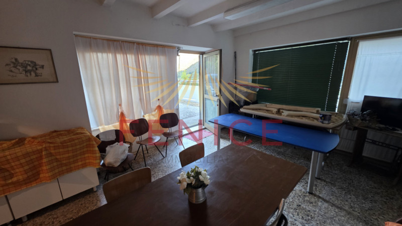 Proponiamo in vendita una rara opportunità: casa singola da ristrutturare situata nel suggestivo ...