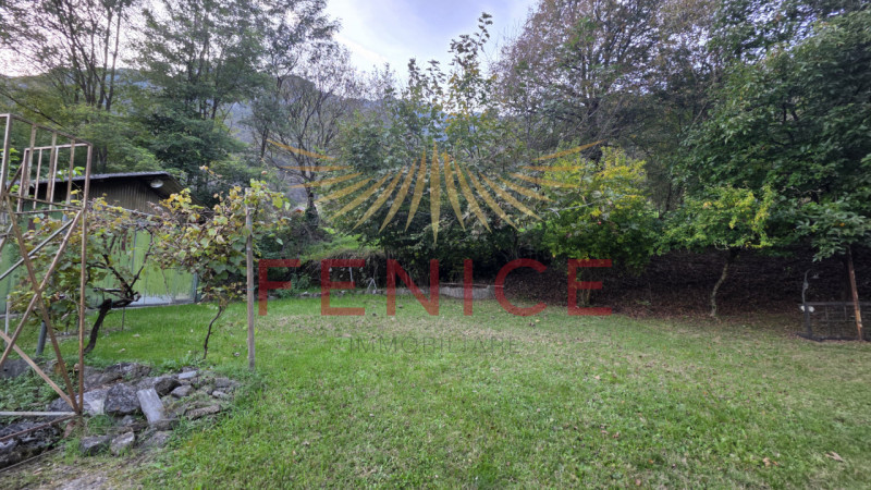 Proponiamo in vendita una rara opportunità: casa singola da ristrutturare situata nel suggestivo ...