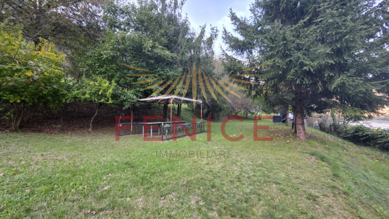 Proponiamo in vendita una rara opportunità: casa singola da ristrutturare situata nel suggestivo ...