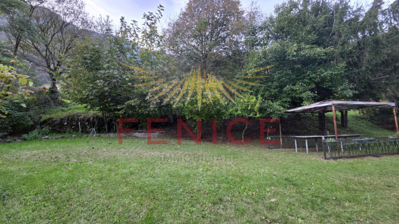 Proponiamo in vendita una rara opportunità: casa singola da ristrutturare situata nel suggestivo ...