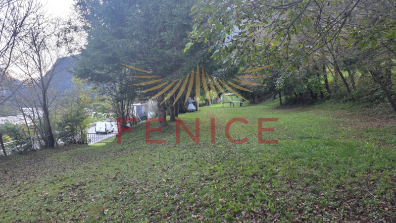 Proponiamo in vendita una rara opportunità: casa singola da ristrutturare situata nel suggestivo ...