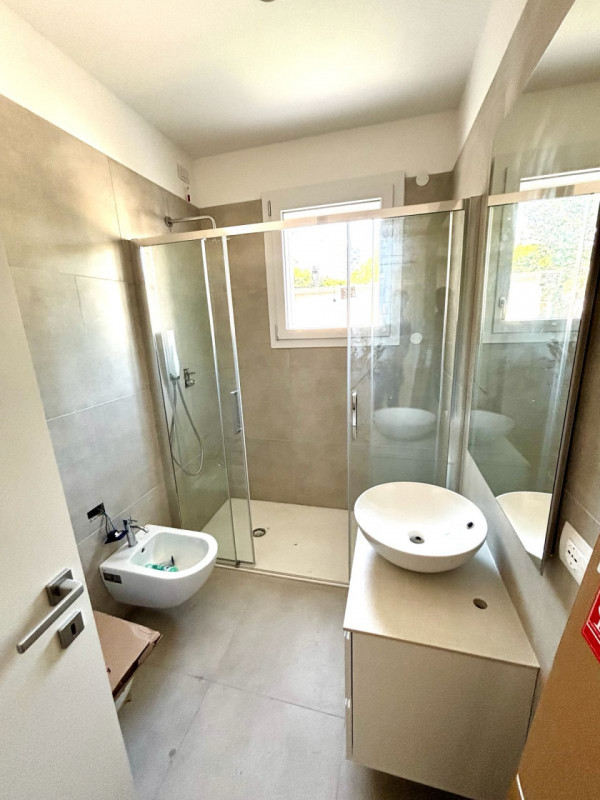 Se stai cercando un'opportunità imperdibile nel cuore di Jesolo, non perdere questo affascinante ...