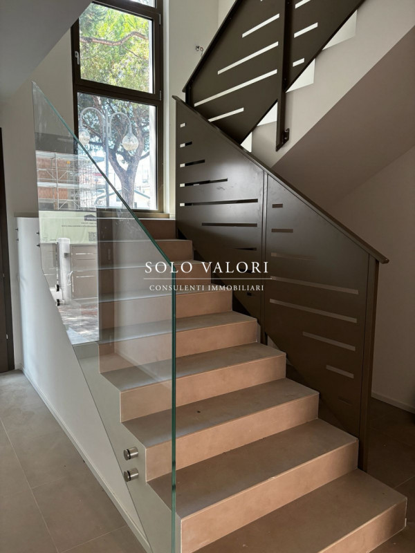 Se stai cercando un'opportunità imperdibile nel cuore di Jesolo, non perdere questo affascinante ...