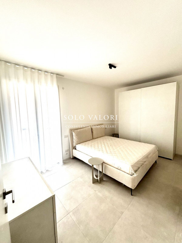 Se stai cercando un'opportunità imperdibile nel cuore di Jesolo, non perdere questo affascinante ...