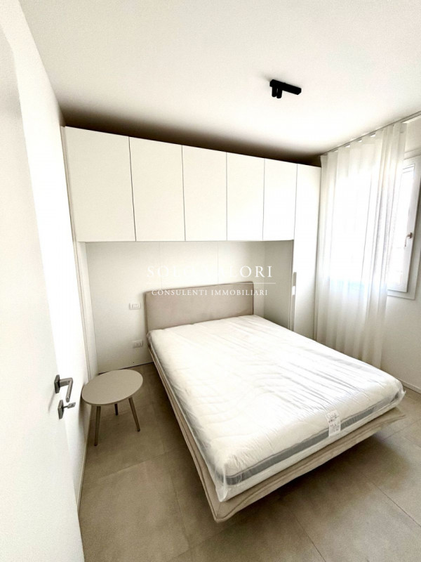 Se stai cercando un'opportunità imperdibile nel cuore di Jesolo, non perdere questo affascinante ...