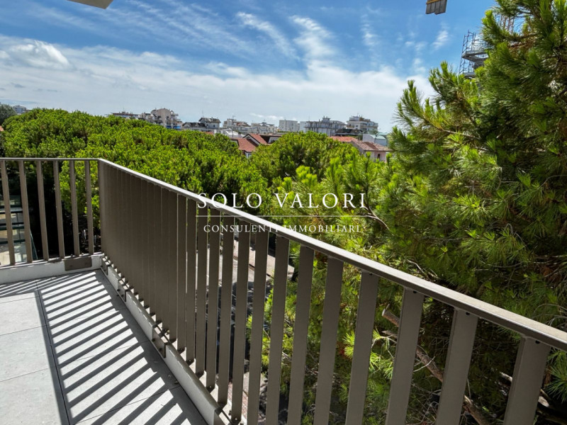 Se stai cercando un'opportunità imperdibile nel cuore di Jesolo, non perdere questo affascinante ...