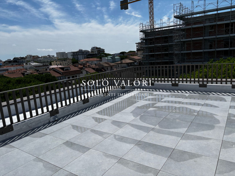 Se stai cercando un'opportunità imperdibile nel cuore di Jesolo, non perdere questo affascinante ...