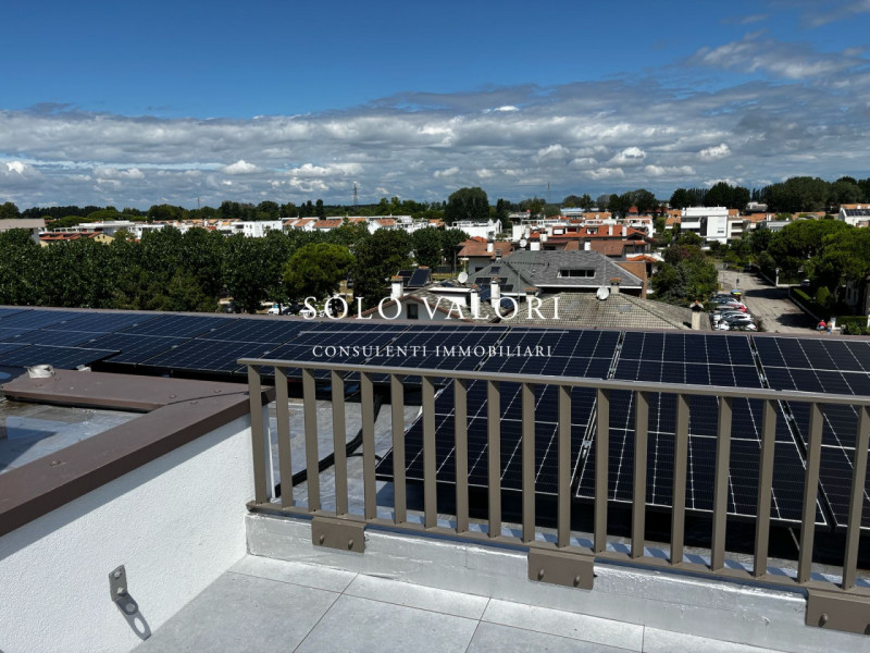 Se stai cercando un'opportunità imperdibile nel cuore di Jesolo, non perdere questo affascinante ...
