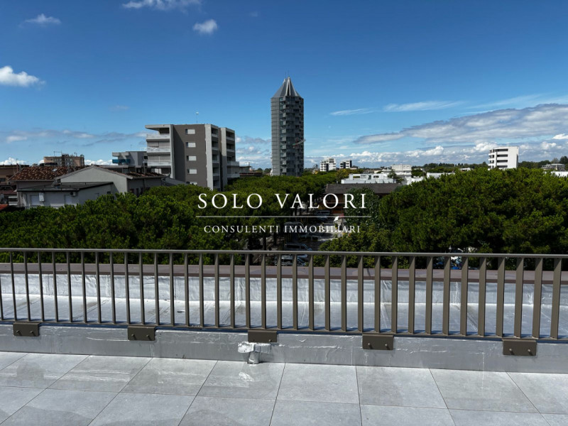 Se stai cercando un'opportunità imperdibile nel cuore di Jesolo, non perdere questo affascinante ...