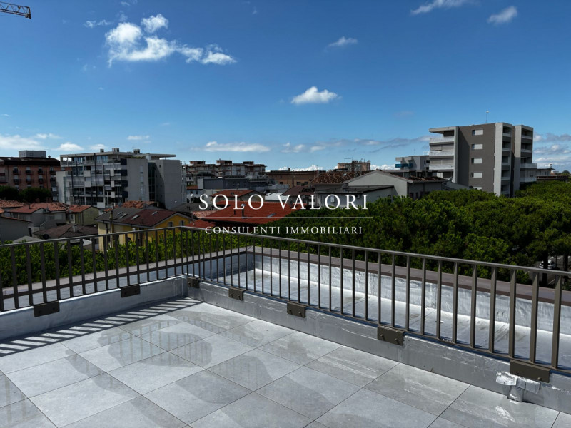 Se stai cercando un'opportunità imperdibile nel cuore di Jesolo, non perdere questo affascinante ...