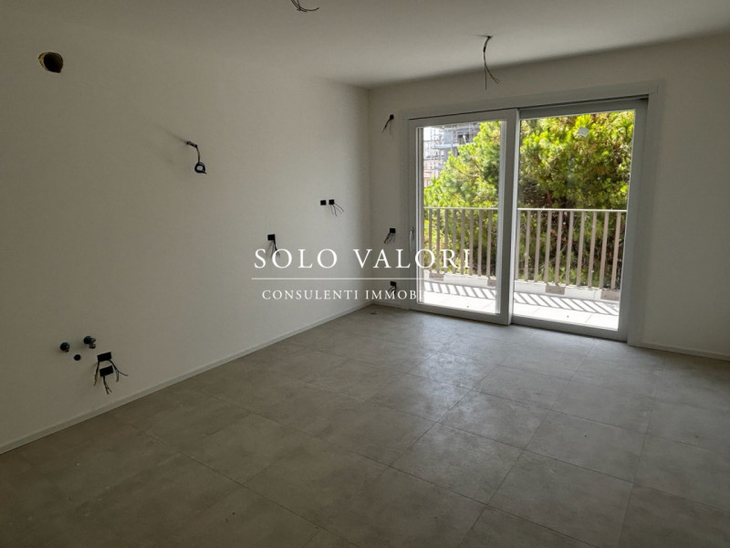 Se stai cercando un'opportunità imperdibile nel cuore di Jesolo, non perdere questo affascinante ...