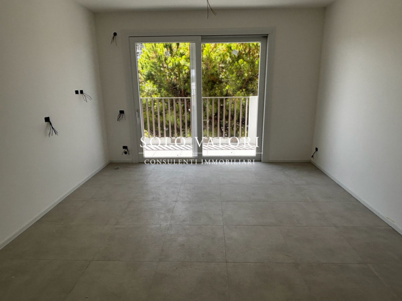 Se stai cercando un'opportunità imperdibile nel cuore di Jesolo, non perdere questo affascinante ...