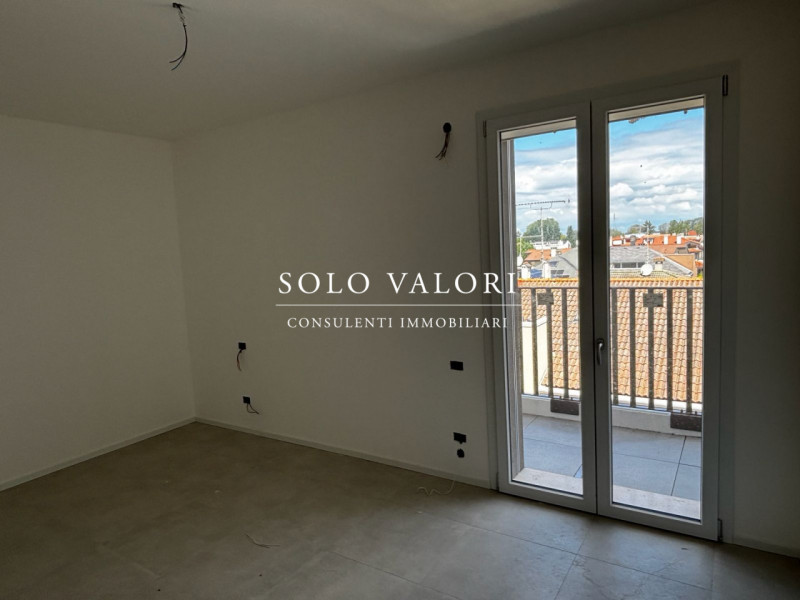 Se stai cercando un'opportunità imperdibile nel cuore di Jesolo, non perdere questo affascinante ...