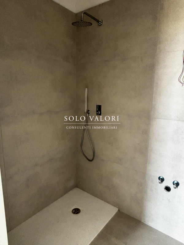 Se stai cercando un'opportunità imperdibile nel cuore di Jesolo, non perdere questo affascinante ...