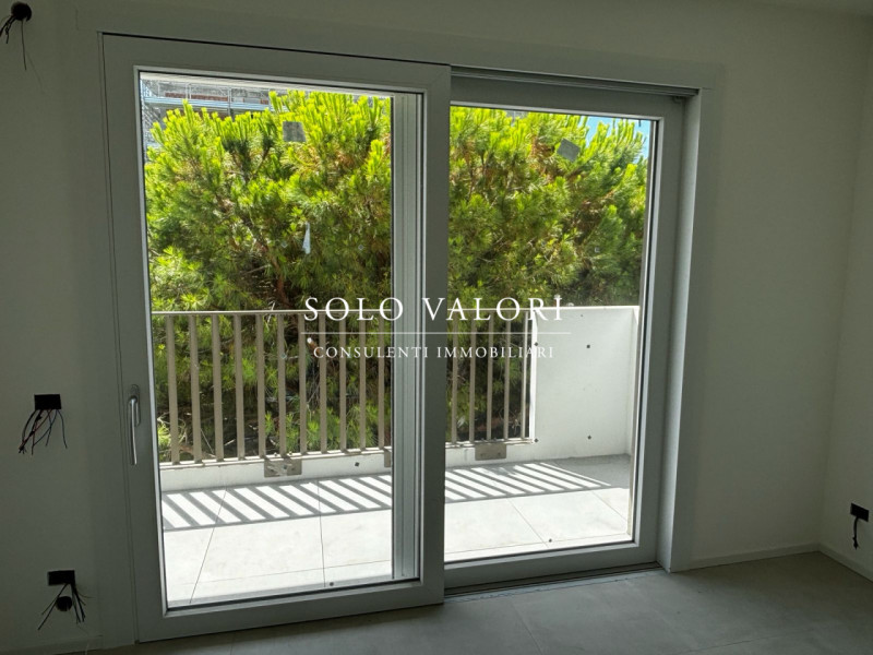 Se stai cercando un'opportunità imperdibile nel cuore di Jesolo, non perdere questo affascinante ...