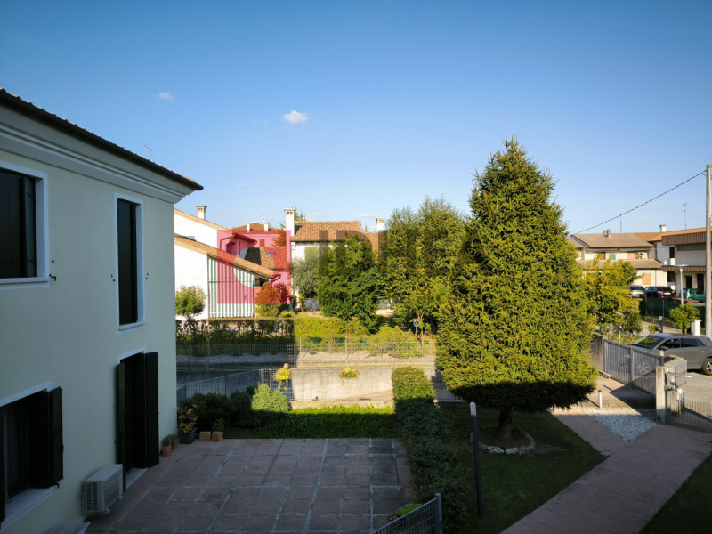 In una tranquilla via cieca di Silea, all'interno di un gradevole contesto residenziale poco dist...