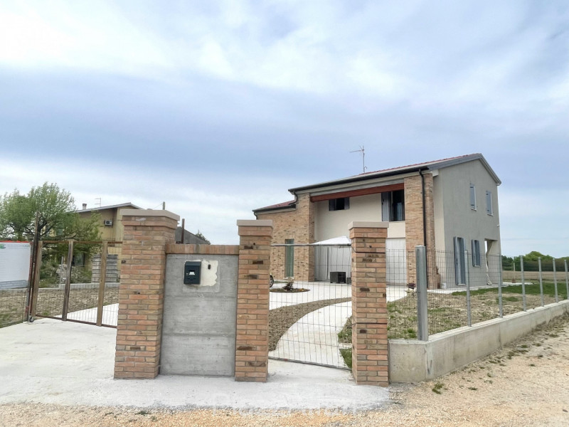 Proponiamo in vendita lotto di terreno di mq 800 con capacità edificatoria di mc 400, con progett...