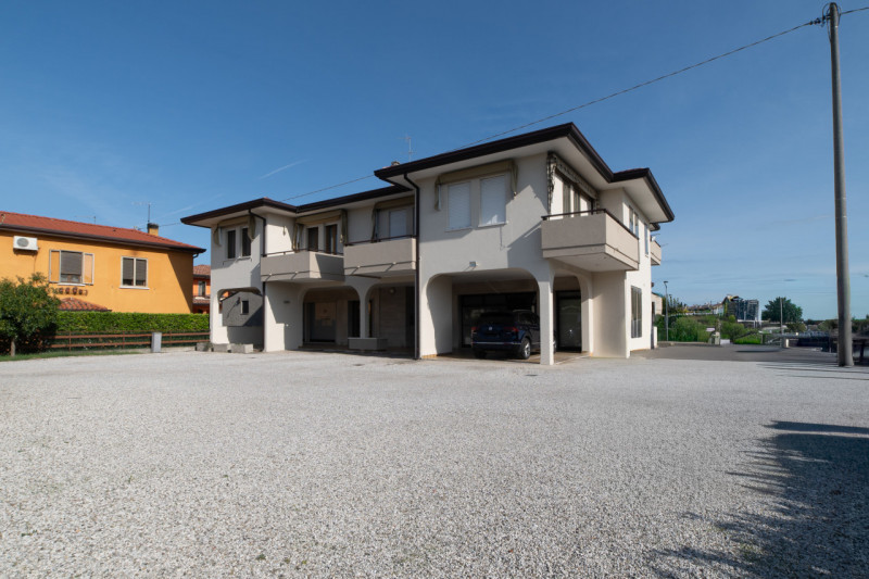Prozzolo di CAMPONOGARA - In posizione centrale e strategica alle vie di collegamento con Campono...