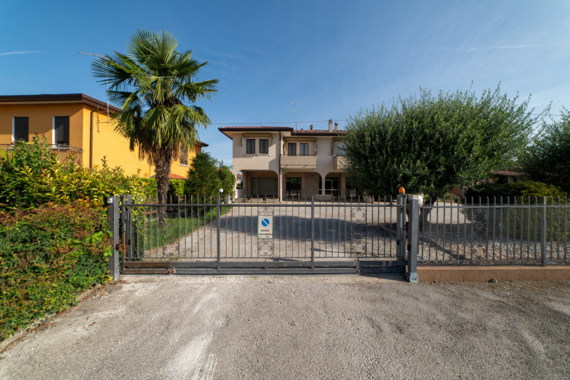 Prozzolo di CAMPONOGARA - In posizione centrale e strategica alle vie di collegamento con Campono...