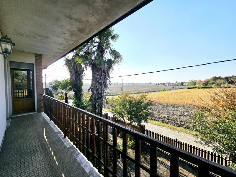 In una tranquilla zona verdeggiante a Villa Estense, proponiamo in vendita un’interessante casa s...