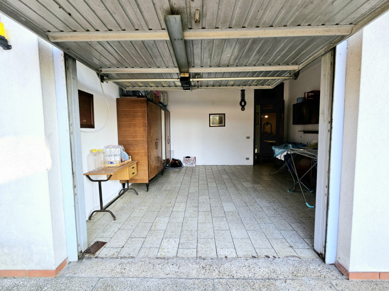 In una tranquilla zona verdeggiante a Villa Estense, proponiamo in vendita un’interessante casa s...