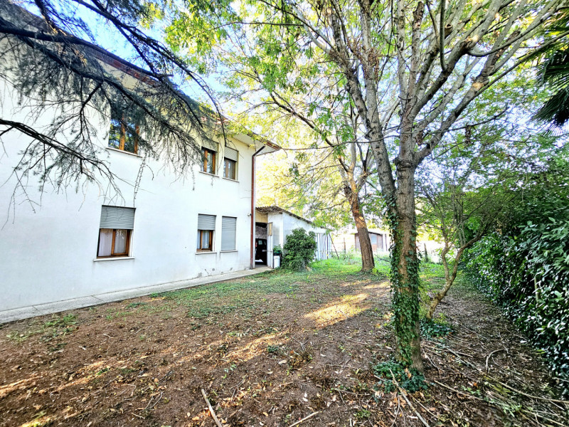 In una tranquilla zona verdeggiante a Villa Estense, proponiamo in vendita un’interessante casa s...