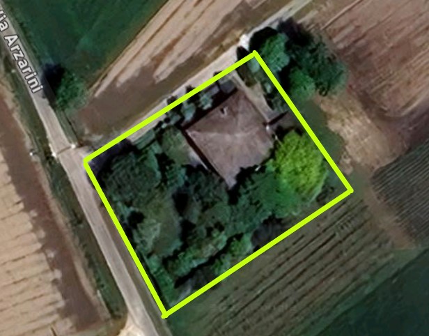 In una tranquilla zona verdeggiante a Villa Estense, proponiamo in vendita un’interessante casa s...