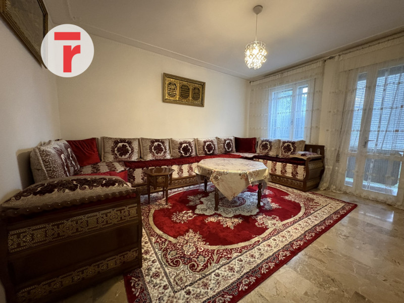 Appartamento al terzo piano con ascensore in un condominio di nove unità situato nella zona di Sa...