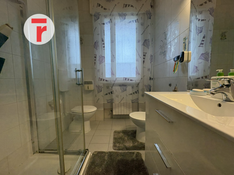 Appartamento al terzo piano con ascensore in un condominio di nove unità situato nella zona di Sa...