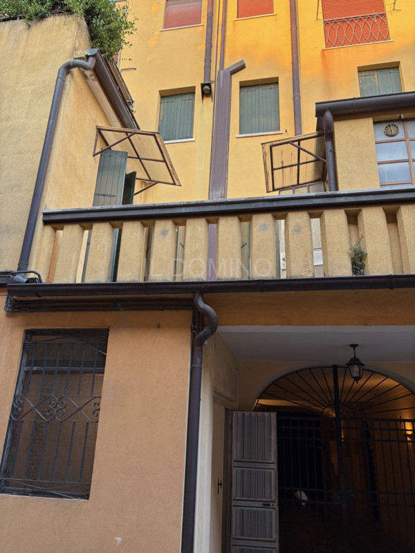 In palazzina signorile servita da ascensore, libero e disponibile da subito ampio appartamento tr...