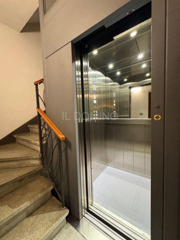 In palazzina signorile servita da ascensore, libero e disponibile da subito ampio appartamento tr...